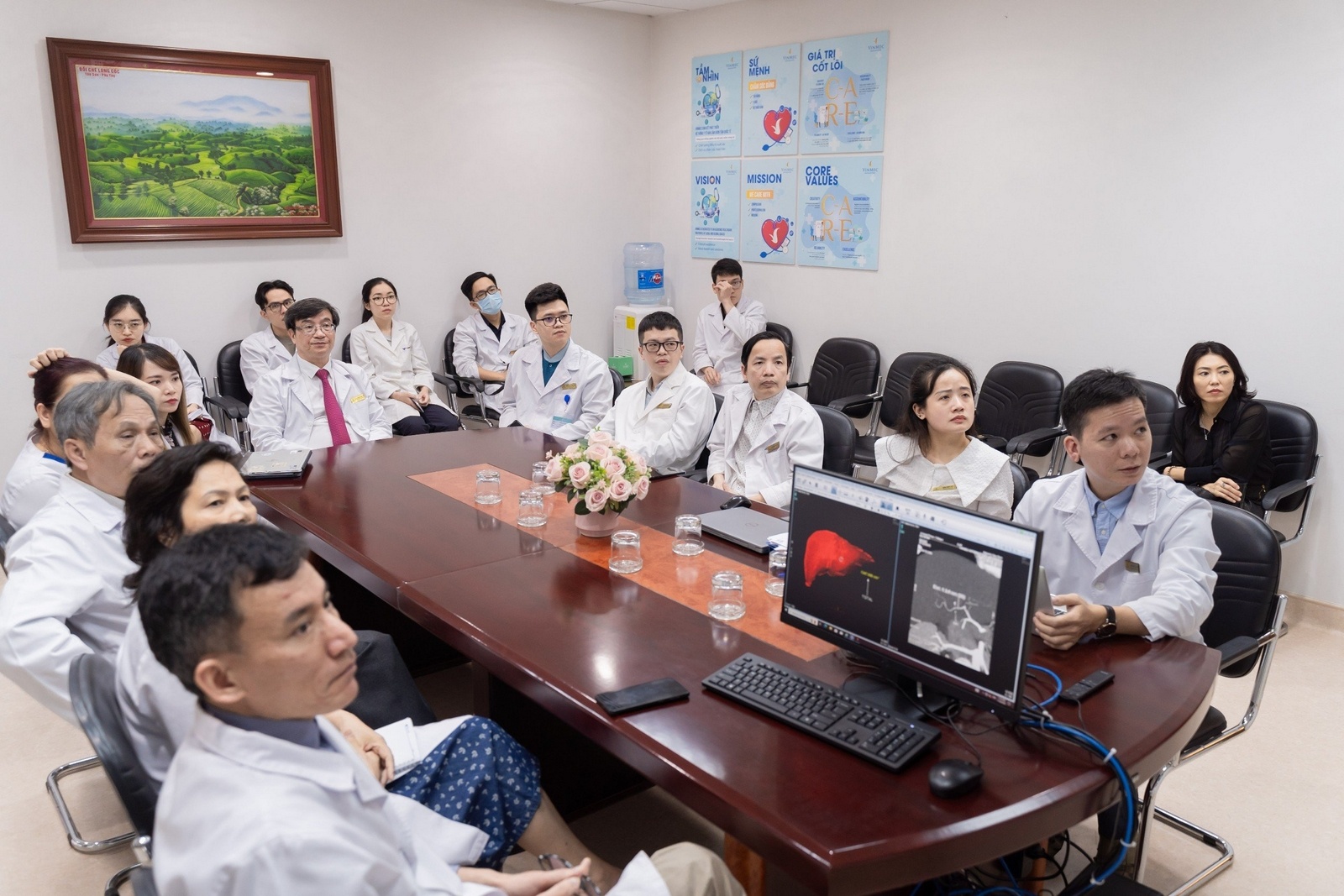 Hội đồng chuyên môn Ghép gan Vinmec với gần 20 chuyên gia “chạy đua” từng giờ từng phút để cứu sống bệnh nhân Hội đồng chuyên môn Ghép gan Vinmec với gần 20 chuyên gia “chạy đua” từng giờ từng phút để cứu sống bệnh nhân