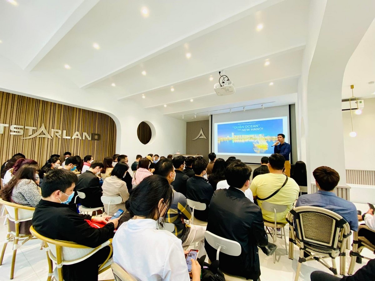 Đội ngũ nhân viên môi giới thế hệ mới thường xuyên được tham gia các khoá đào tạo sản phẩm chuyên sâu để nâng cao năng lực, am hiểu sản phẩm ở mọi phân khúc thị trường Đội ngũ nhân viên môi giới thế hệ mới thường xuyên được tham gia các khoá đào tạo sản phẩm chuyên sâu để nâng cao năng lực, am hiểu sản phẩm ở mọi phân khúc thị trường