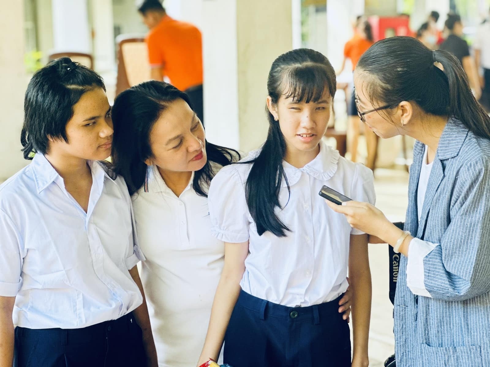 Bà Nguyễn Đức Thạch Diễm - Phó Chủ tịch thường trực HĐQT kiêm Tổng giám đốc Sacombank động viên các em học sinh khiếm thị có hoàn cảnh gia đình khó khăn của Trường Dạy trẻ khuyết tật TP. Cần Thơ.