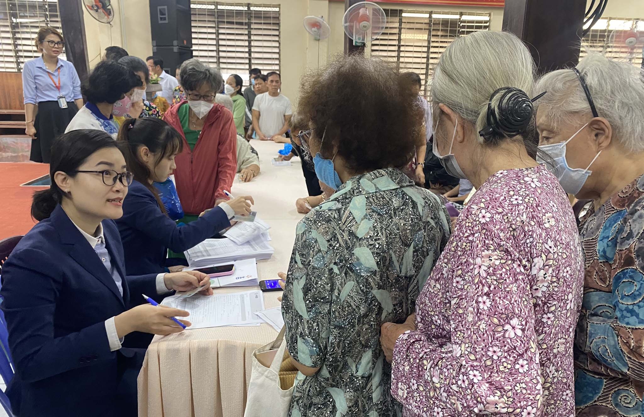 UBND phường 1, quận 5, TP. Hồ Chí Minh phối hợp với Ngân hàng MB mở tài khoản miễn phí chi trả an sinh xã hội, nếu người mất năng lực hành vi được chính quyền xác nhận cho người bảo hộ đứng giúp tài khoản - Ảnh: Đình Hải