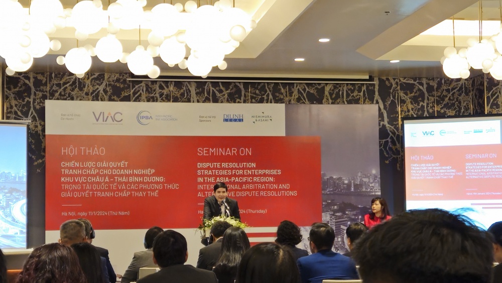 Ông Vũ Ánh Dương - Phó Chủ tịch kiêm Tổng thư ký Trung tâm Trọng tài Quốc tế Việt Nam (VIAC) phát biểu khai mạc hội thảo
