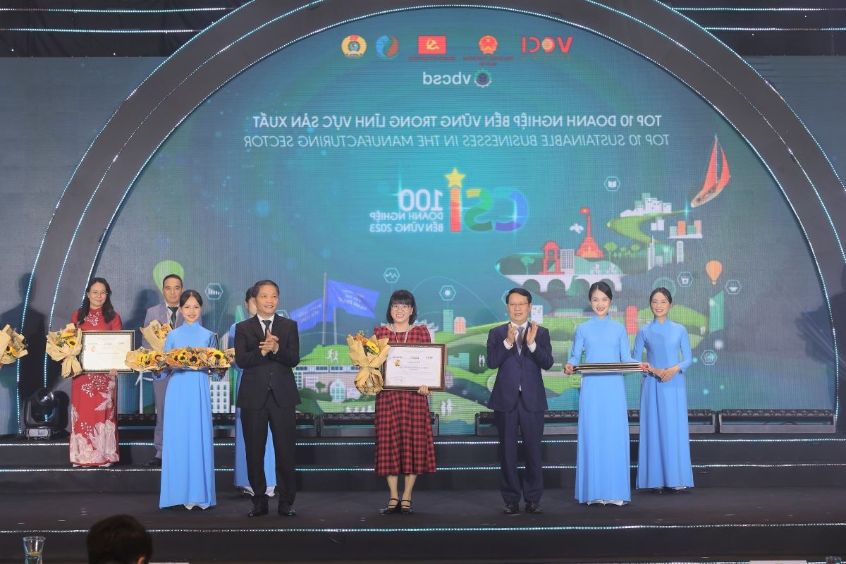 Đại diện Vinamilk nhận giải thưởng Top 10 Doanh nghiệp bền vững trong lĩnh vực sản xuất