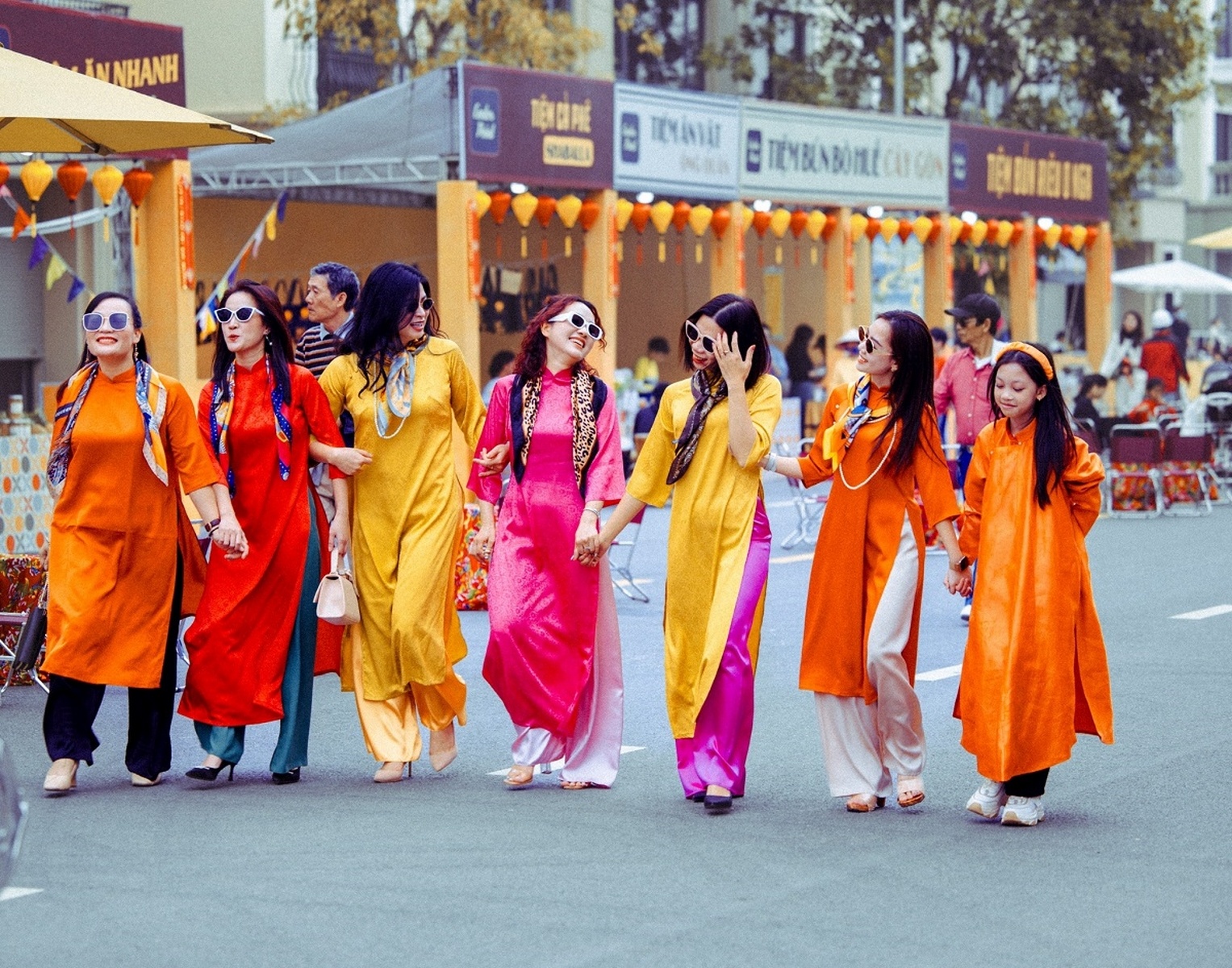 Hơn 300 gian hàng Tết sẽ bày bán mọi các sản phẩm từ truyền thống cho tới hiện đại đem lại không gian chơi Tết – sắm Tết rực rỡ Hơn 300 gian hàng Tết sẽ bày bán mọi các sản phẩm từ truyền thống cho tới hiện đại đem lại không gian chơi Tết – sắm Tết rực rỡ