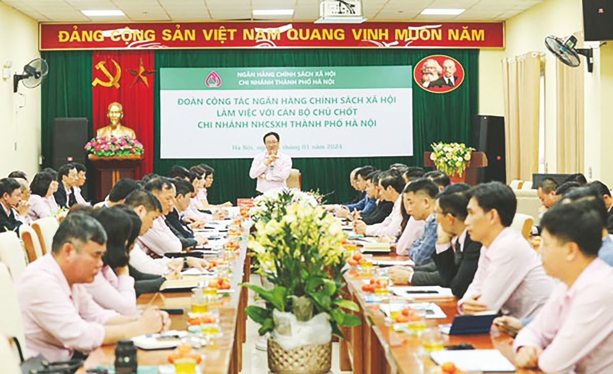 Tổng Giám đốc NHCSXH Dương Quyết Thắng phát biểu chỉ đạo tại buổi làm việc với chi nhánh TP. Hà Nội Tổng Giám đốc NHCSXH Dương Quyết Thắng phát biểu chỉ đạo tại buổi làm việc với chi nhánh TP. Hà Nội