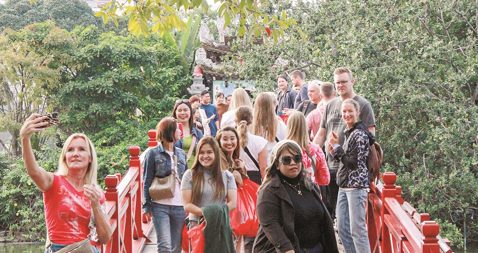 Khách du lịch quốc tế “check in” với thắng cảnh đền Ngọc Sơn và cầu Thê Húc (Hà Nội)