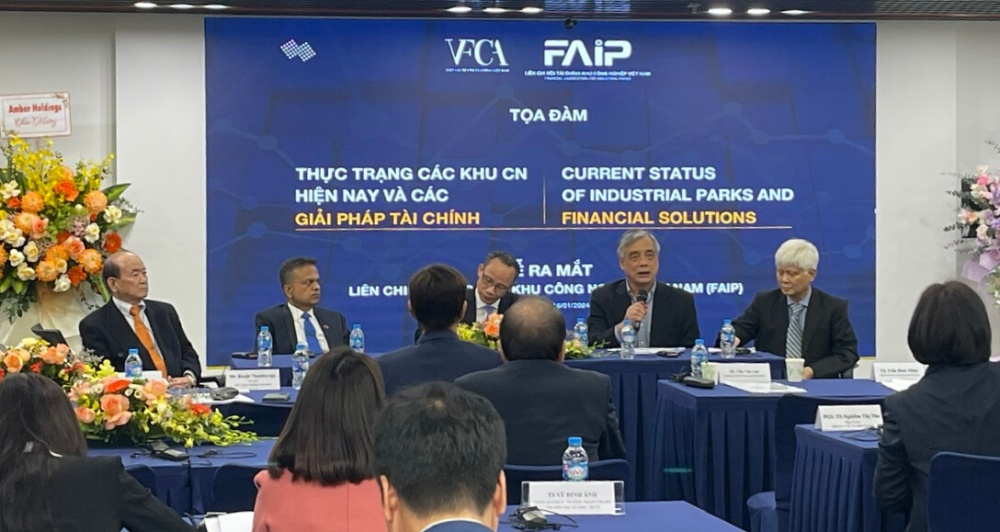 Các diễn giả đàm luận tại sự kiện về các giải pháp phát triển bền vững các KCN tại Việt Nam