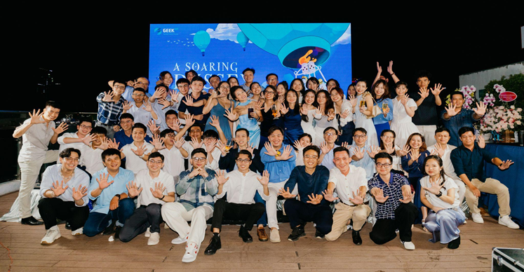 Hiện GEEK Up đã có 100+ nhân sự, làm việc với 150+ doanh nghiệp, và đưa 170+ sản phẩm số ra thị trường