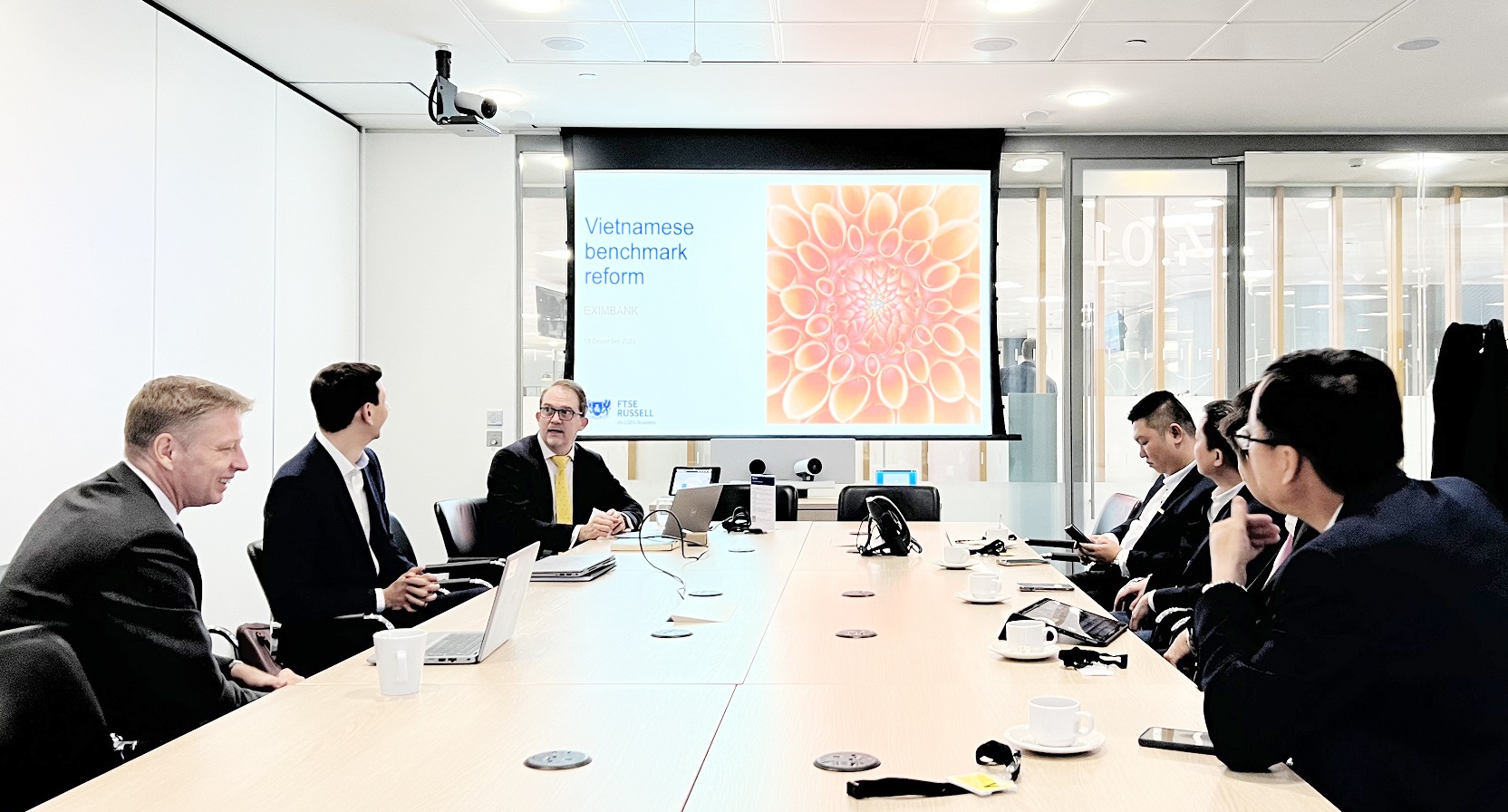 Các cán bộ cấp cao của LSEG đang chia sẻ thông tin với Đoàn công tác của Eximbank 