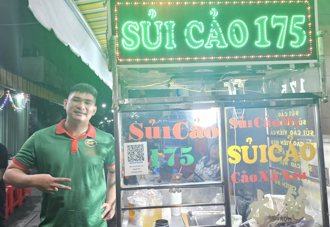 Tiểu thương tại phố ẩm thực Hà Tôn Quyền háo hức đặt QR Code – thanh toán không tiền mặt