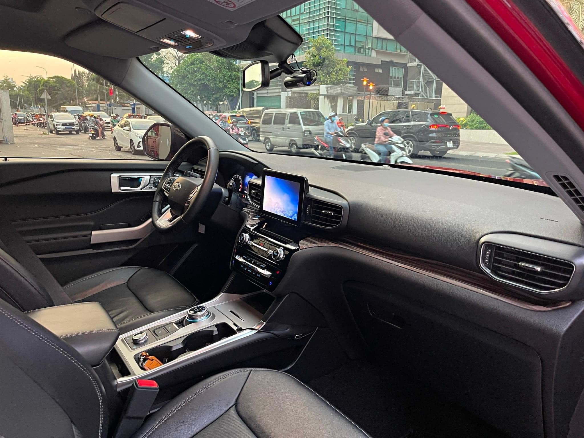 Giá bán Ford Explorer giảm hơn 400 triệu đồng tại nhiều đại lý