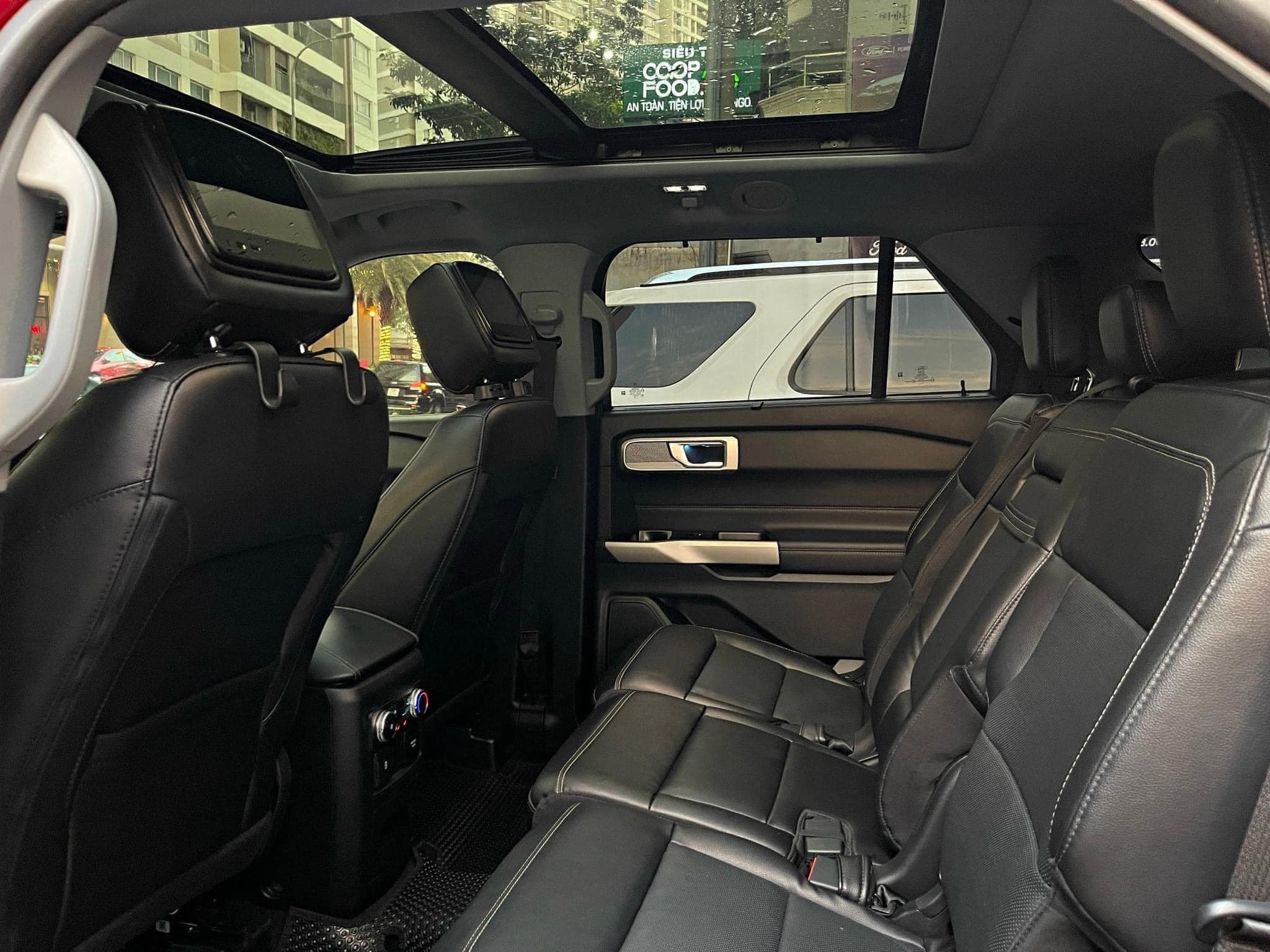 Giá bán Ford Explorer giảm hơn 400 triệu đồng tại nhiều đại lý