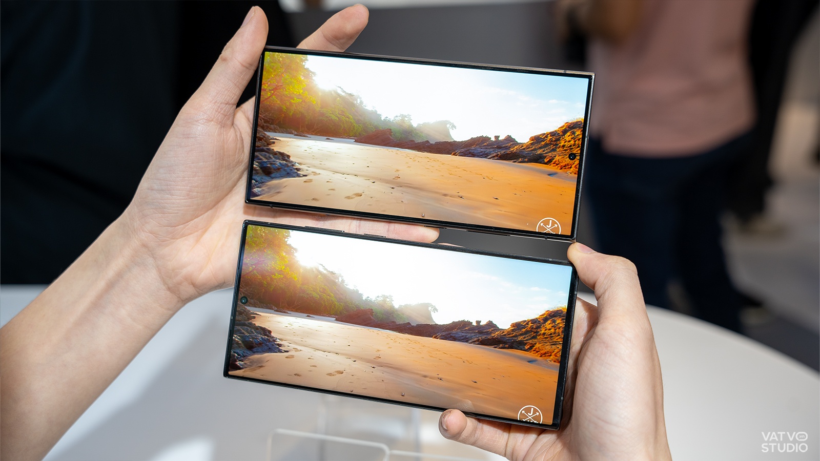 Galaxy S24 Ultra (bên trên) và Galaxy S23 Ultra (bên dưới)