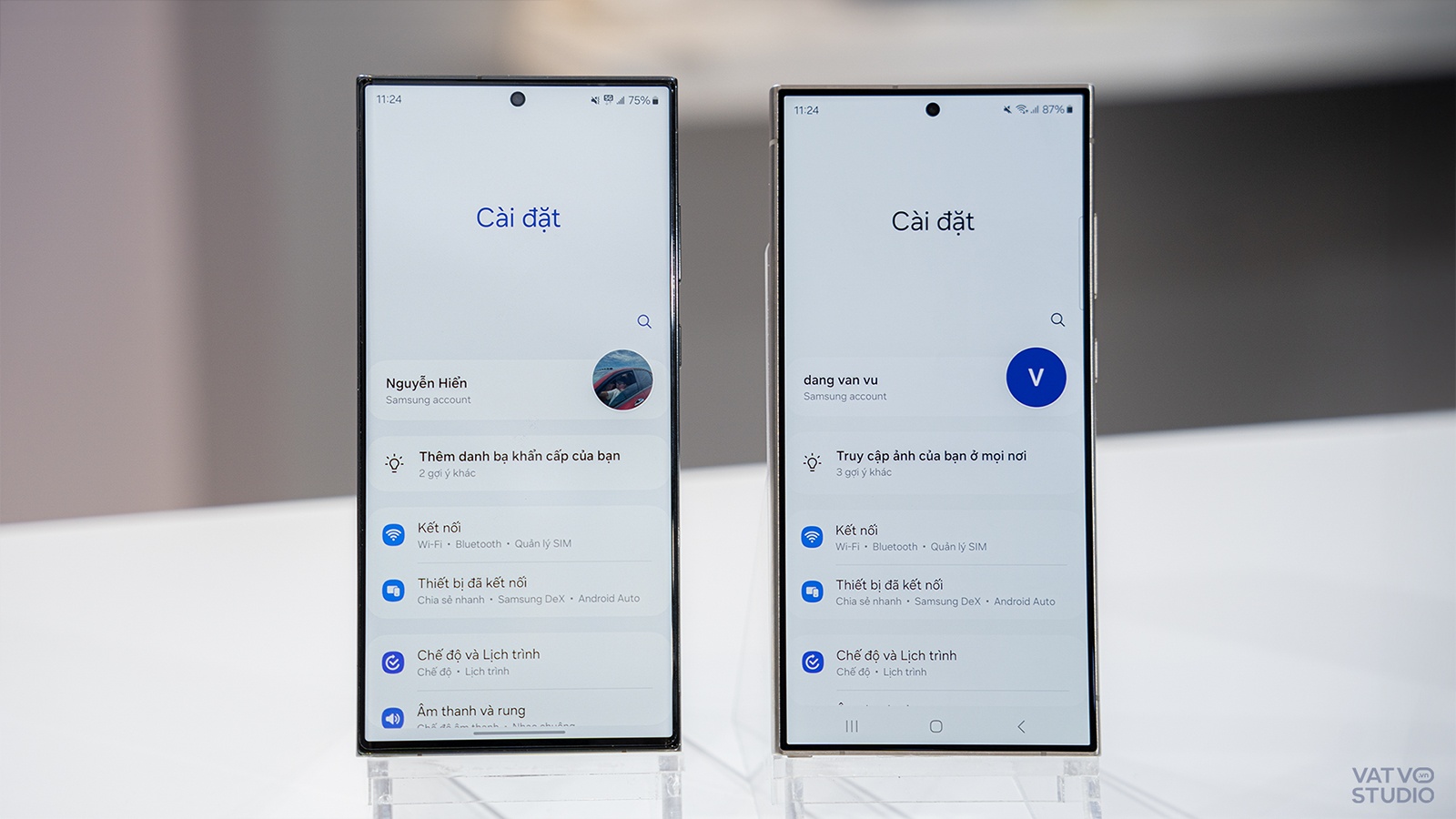 Galaxy S23 Ultra (bên trái) và Galaxy S24 Ultra (bên phải)