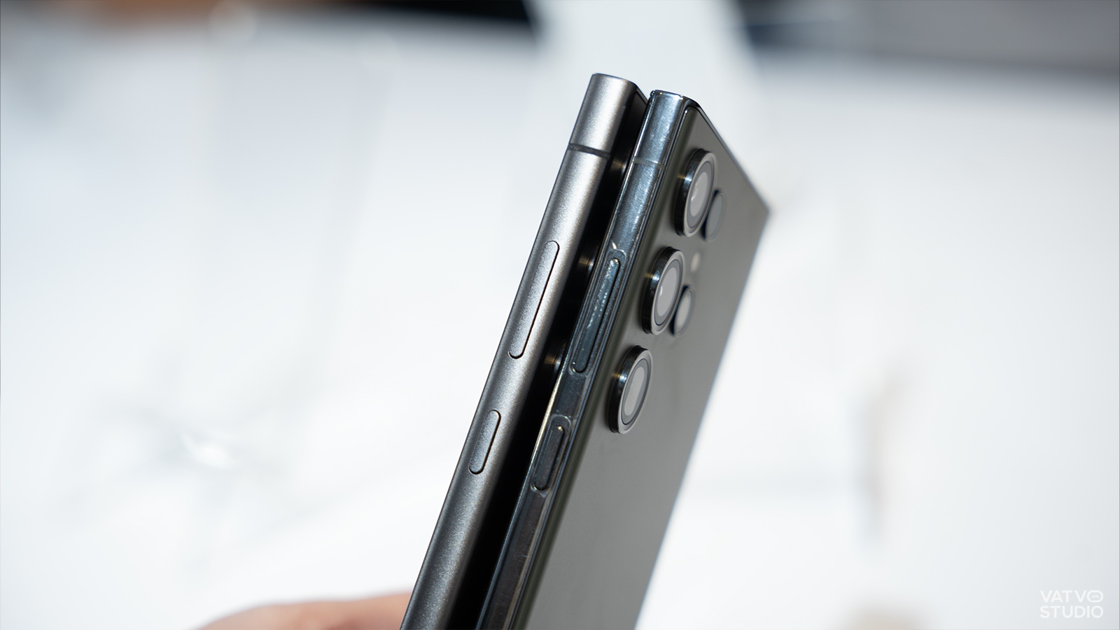 Galaxy S24 Ultra (bên trái) và Galaxy S23 Ultra (bên phải)