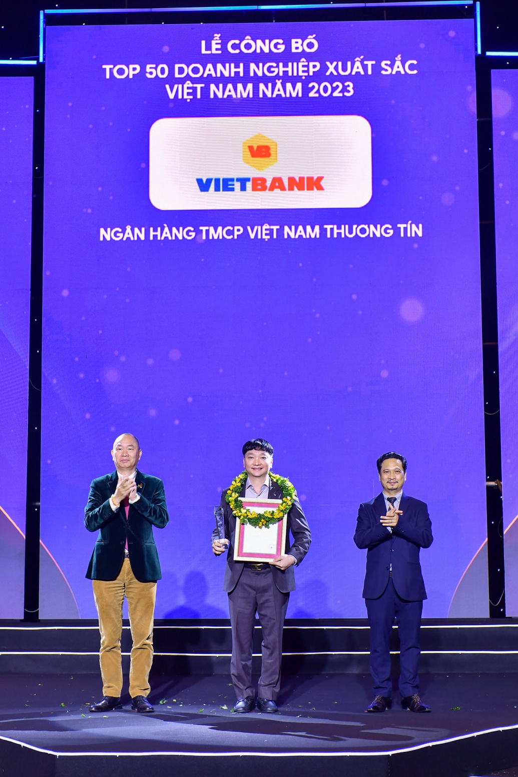 Ông Nguyễn Tiến Sỹ - Phó Tổng Giám đốc, đại diện Vietbank nhận giải thưởng. Ông Nguyễn Tiến Sỹ - Phó Tổng Giám đốc, đại diện Vietbank nhận giải thưởng.