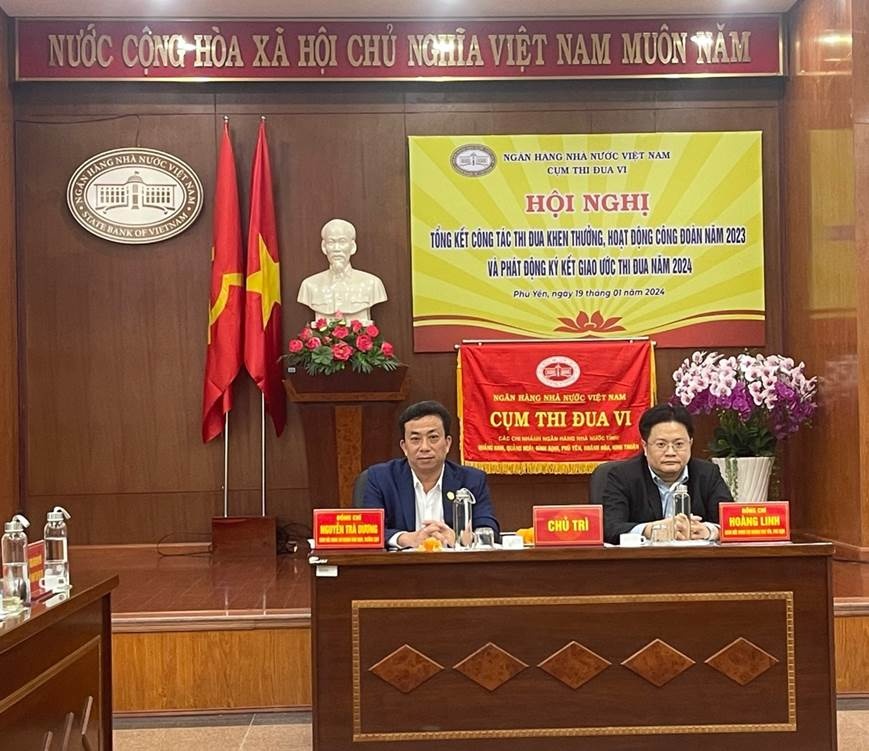 Đồng chí Nguyễn Trà Dương - Giám đốc NHNN chi nhánh tỉnh Bình Định, Trưởng Cụm thi đua VI và đồng chí Hoàng Linh - Giám đốc NHNN chi nhánh tỉnh Phú Yên, Phó Trưởng Cụm thi đua VI chủ trì hội nghị