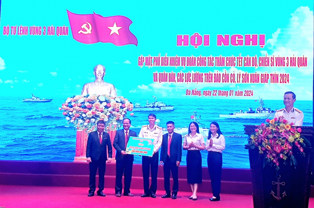 Tặng quà, chúc Tết quân và dân huyện đảo Cồn Cỏ và Lý Sơn