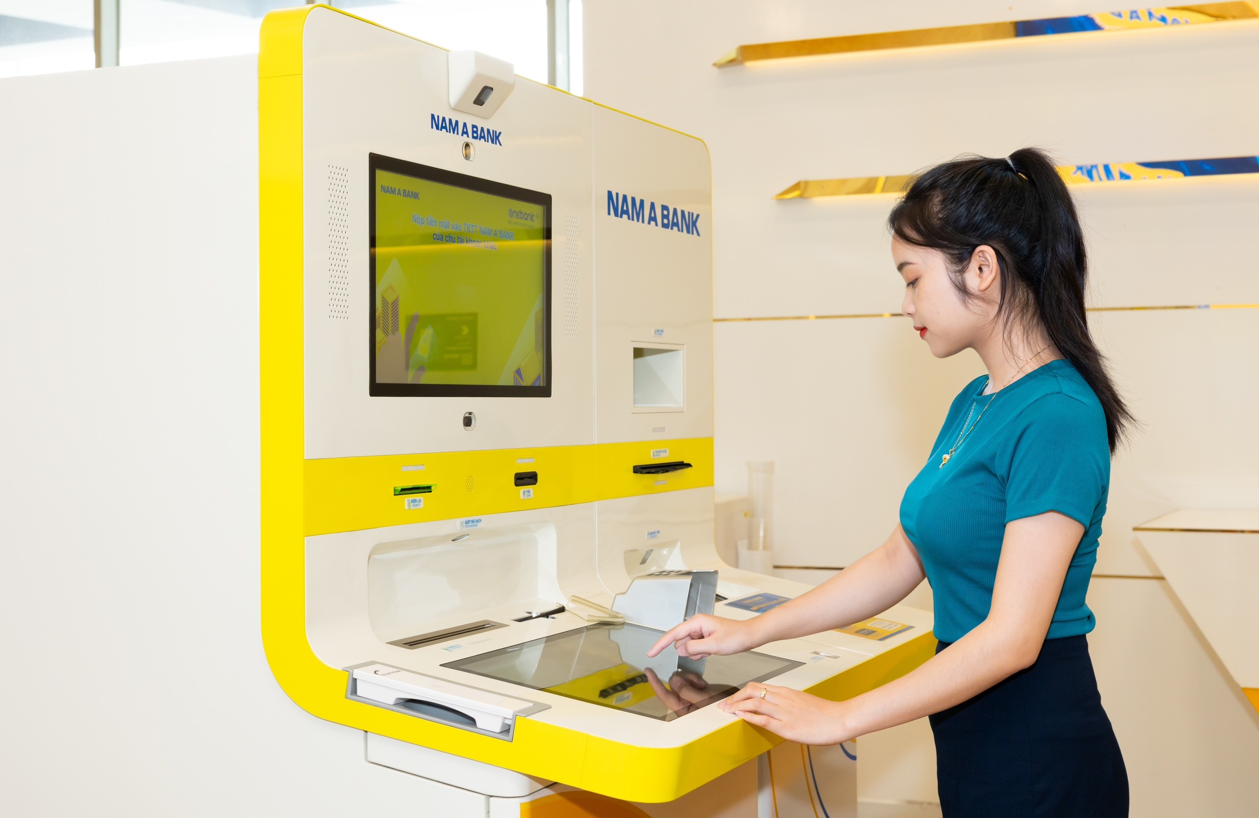 Bộ quà Tết phú quý – Thần tài – Sum vầy của Nam A Bank dành tặng khách hàng giao thỏa yếu tố truyền thống và sang trọng