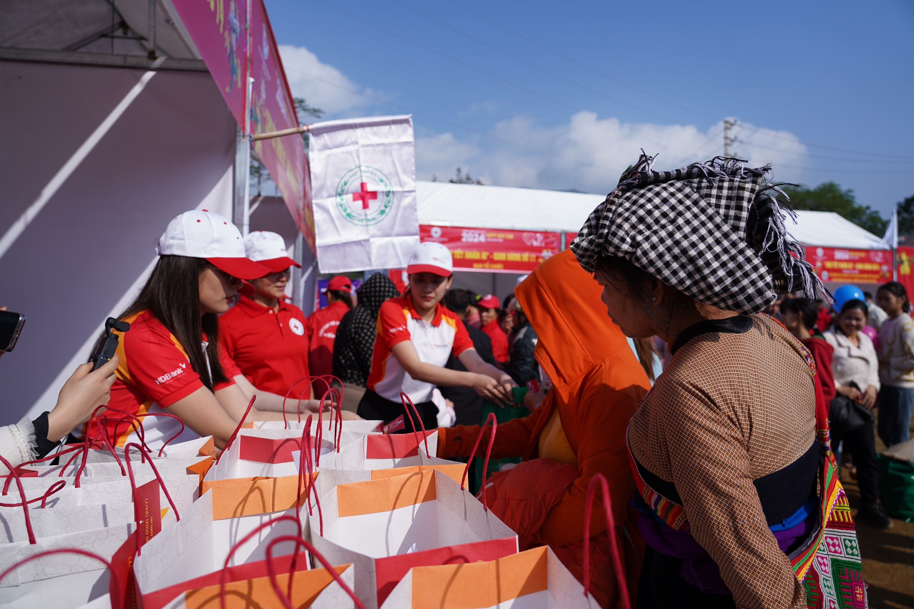 Những món quà ấm tình ngày Tết