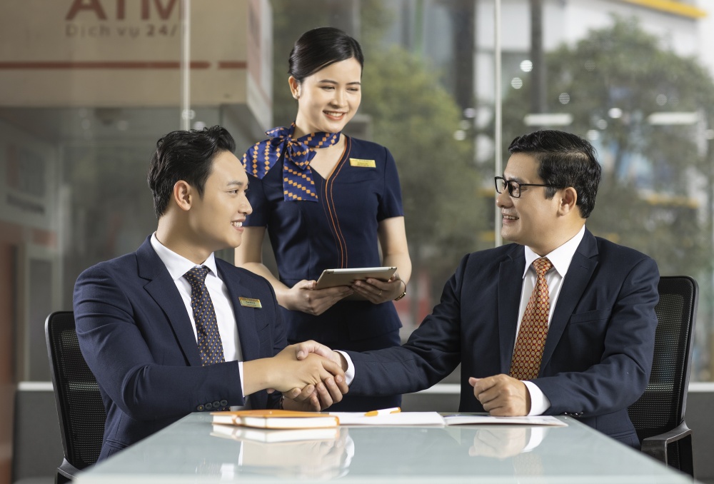 Hệ thống ngân hàng tiết giảm chi phí, chia sẻ khó khăn cùng khách hàng