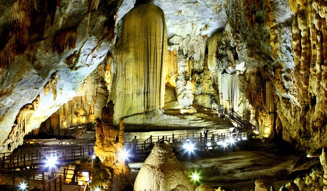 Du lịch tiếp tục là điểm sáng của bức tranh kinh tế Quảng Bình trong năm 2023. Du lịch tiếp tục là điểm sáng của bức tranh kinh tế Quảng Bình trong năm 2023.