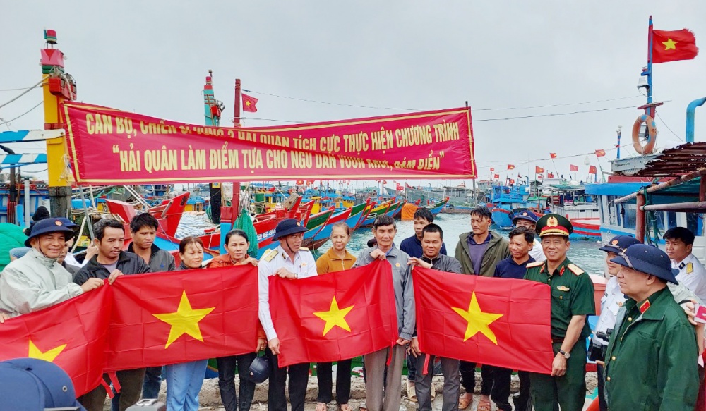 Trao quà, chúc tết quân và dân đảo Lý Sơn