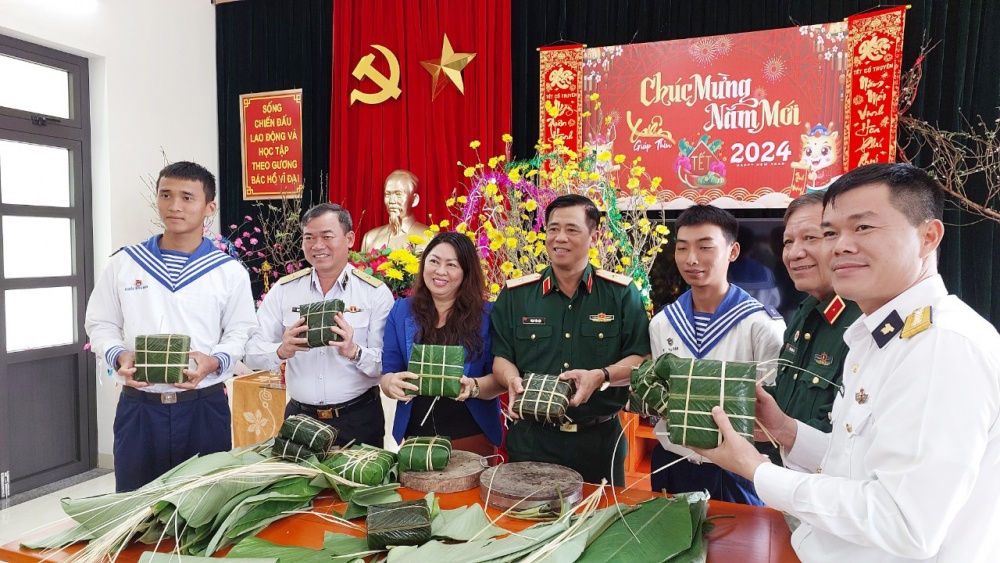 Trao quà, chúc tết quân và dân đảo Lý Sơn