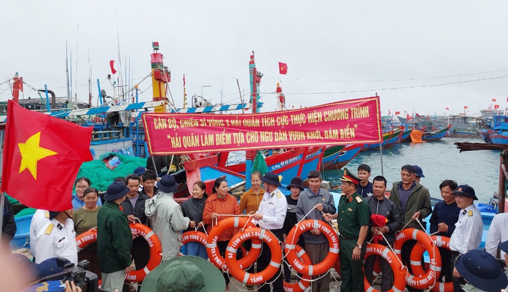 Trao quà, chúc tết quân và dân đảo Lý Sơn