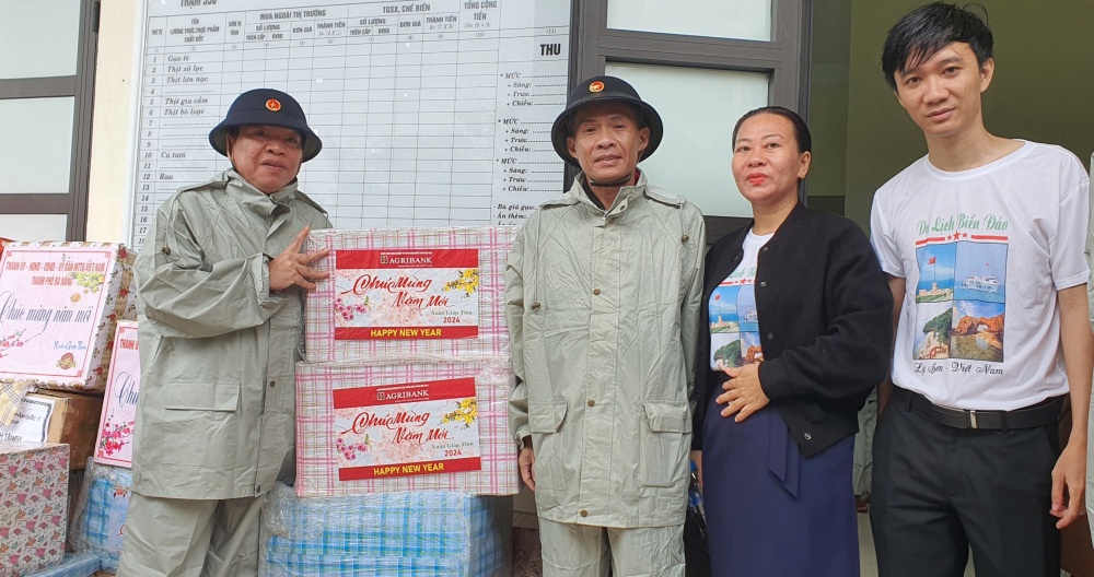 Trao quà, chúc tết quân và dân đảo Lý Sơn