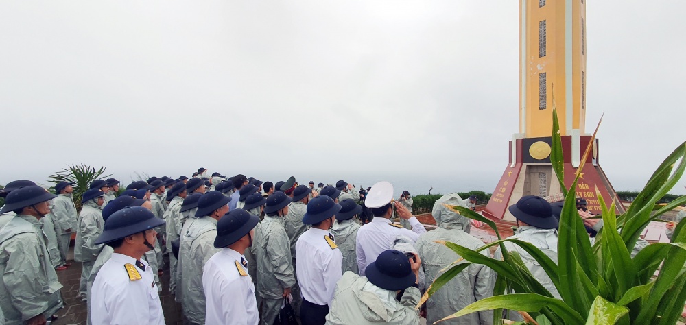 Trao quà, chúc tết quân và dân đảo Lý Sơn