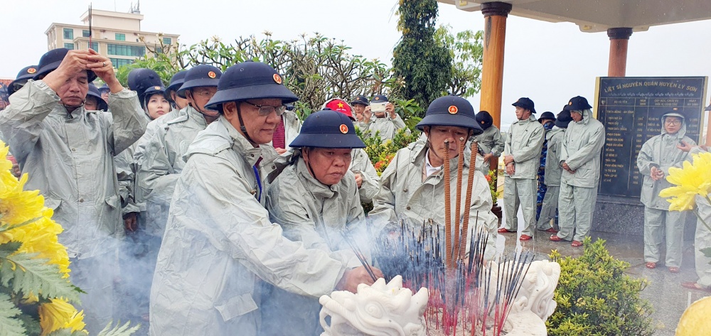 Trao quà, chúc tết quân và dân đảo Lý Sơn