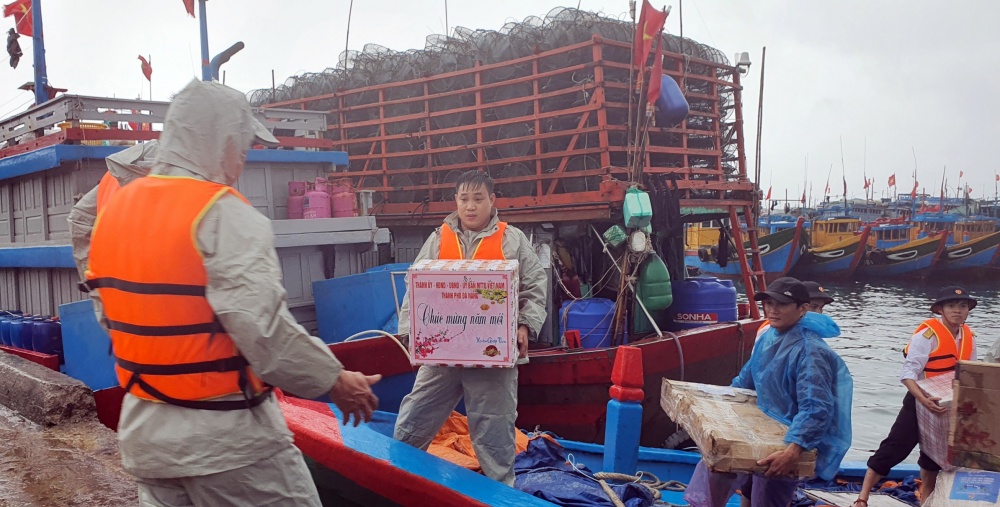 Trao quà, chúc tết quân và dân đảo Lý Sơn