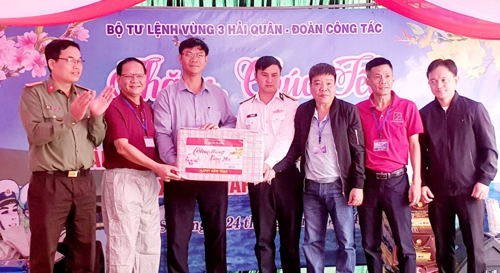 Trao quà, chúc tết quân và dân đảo Lý Sơn