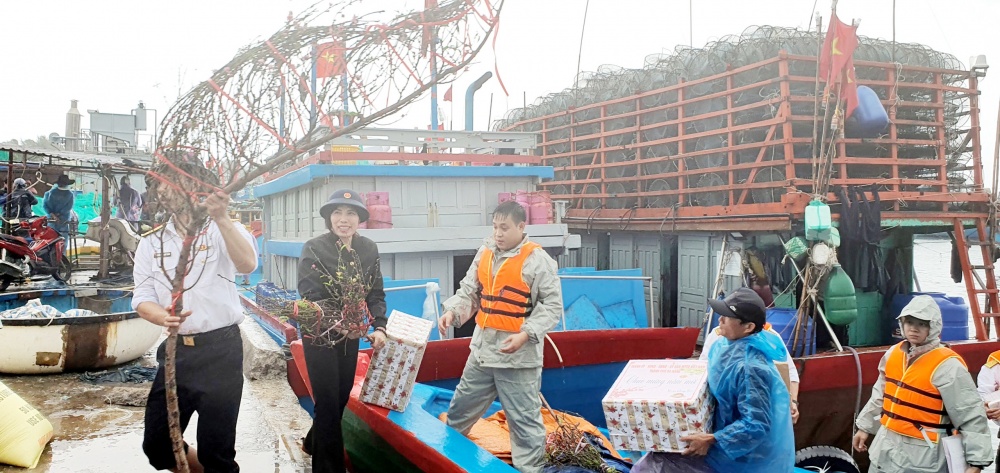 Trao quà, chúc tết quân và dân đảo Lý Sơn