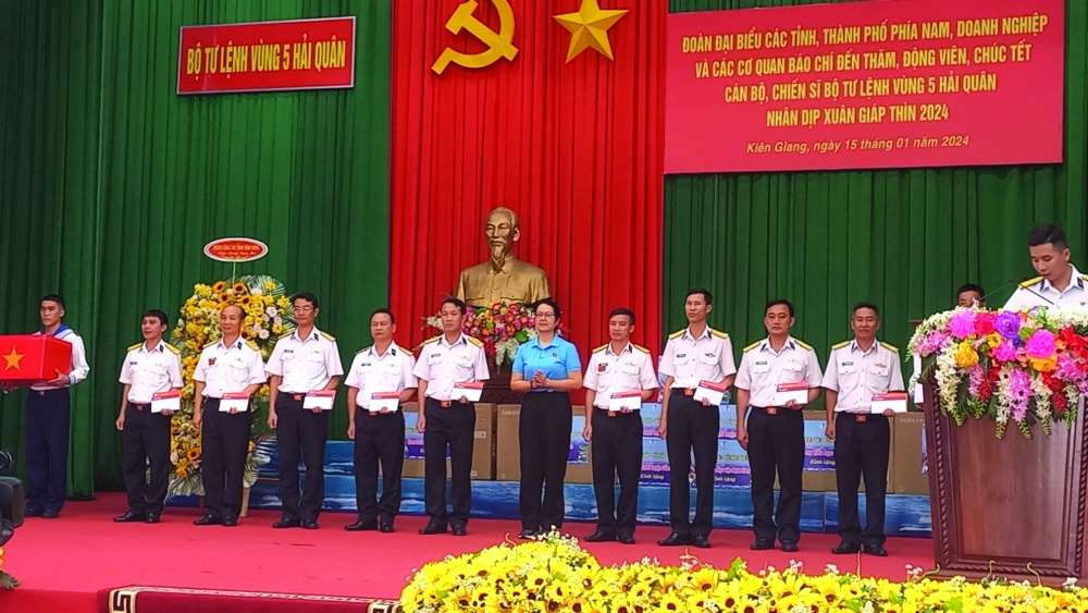Từ ngày 15 - 21/1/2024, Bộ Tư lệnh Vùng 5 Hải quân đã tổ chức Đoàn công tác gồm đại biểu các tỉnh, thành phố phía Nam, doanh nghiệp, các cơ quan báo chí đi thăm, động viên, chúc tết cán bộ, chiến sỹ các lực lượng và nhân dân trên vùng biển Tây Nam của Tổ quốc. Nhân dịp này, đại diện Agribank đã trao tặng cho cán bộ, chiến sỹ Bộ Tư lệnh Vùng 5 Hải quân và chiến sỹ các lực lượng và nhân dân trên các đảo đoàn đến thăm 795 triệu đồng