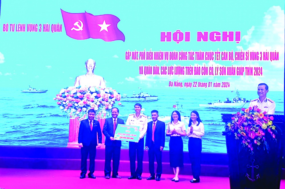 Sáng 22/1/2024, Bộ Tư lệnh Vùng 3 Hải quân đã tổ chức Đoàn công tác đi thăm, tặng quà, chúc Tết cán bộ, chiến sỹ, nhân dân đang làm nhiệm vụ, sinh sống, làm việc tại 2 huyện đảo Cồn Cỏ (Quảng Trị) và Lý Sơn (Quảng Ngãi). Trong dịp này, đại diện Agribank đã trao tặng 200 triệu đồng (150 triệu đồng tiền mặt và quà trị giá 50 triệu đồng) hỗ trợ đến các cán bộ, chiến sỹ đang thực hiện nhiệm vụ và nhân dân sinh sống trên đảo Cồn Cỏ và Lý Sơn