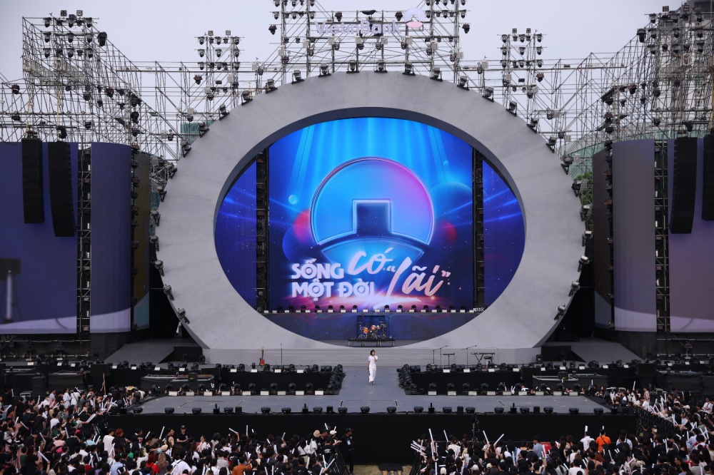 Sunset show được khuấy động với sức trẻ từ Minh, Pay, The Flob, Phùng Khánh Linh và Wean Le