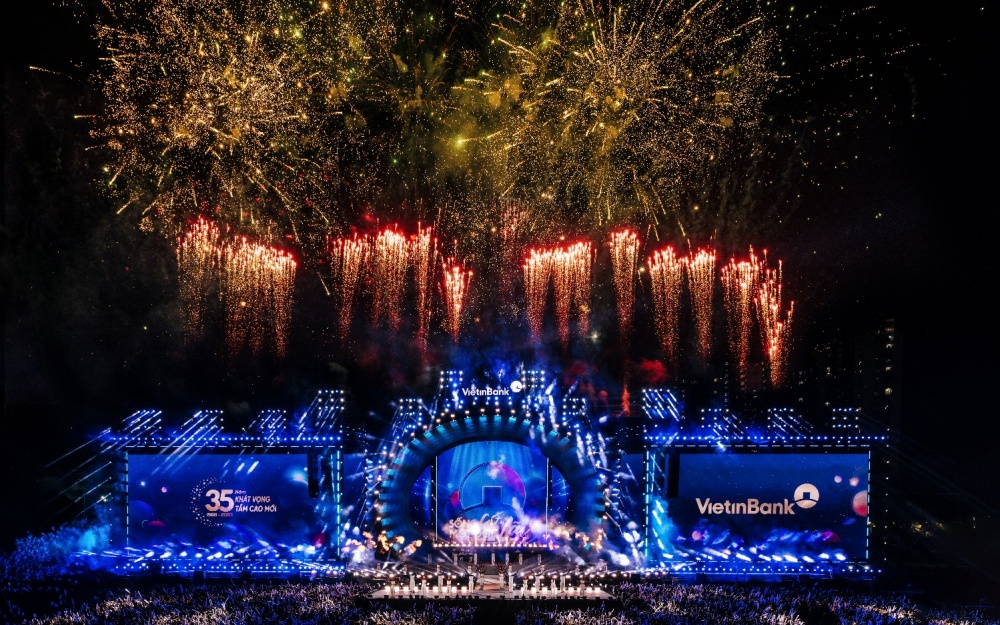 Tiết mục múa đương đại mở màn cùng pháo hoa rực rỡ