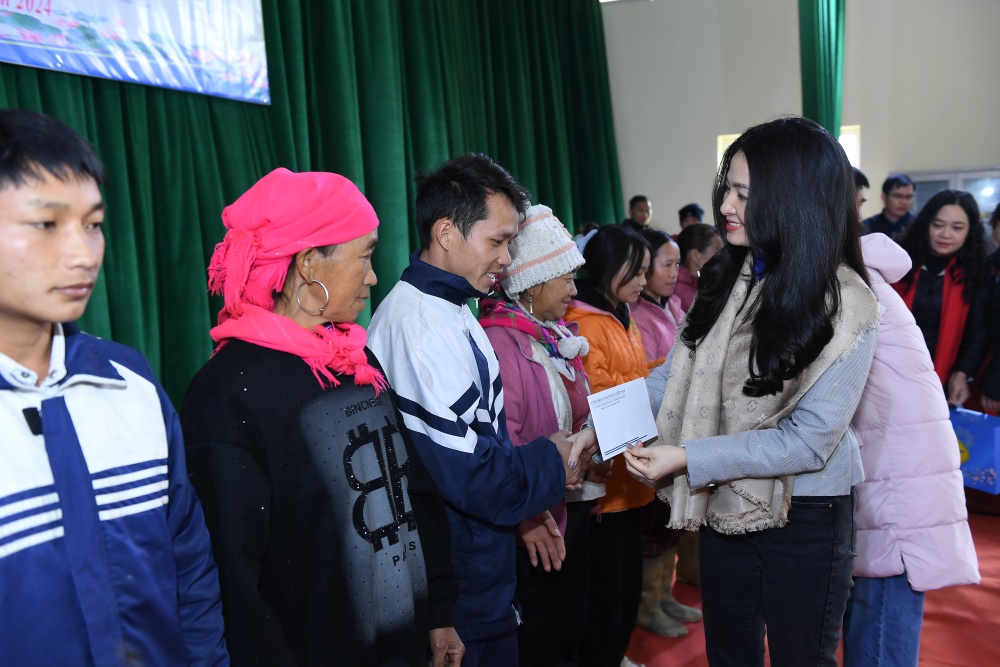 Phó Chủ tịch Thường trực Công đoàn Ngân hàng Việt Nam Nguyễn Khánh Chi trao quà cho người dân