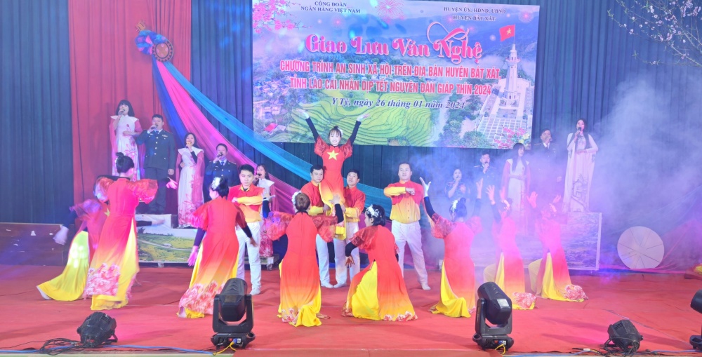 Chương trình giao lưu văn nghệ giữa Công đoàn Ngân hàng và Huyện ủy Bát Xát