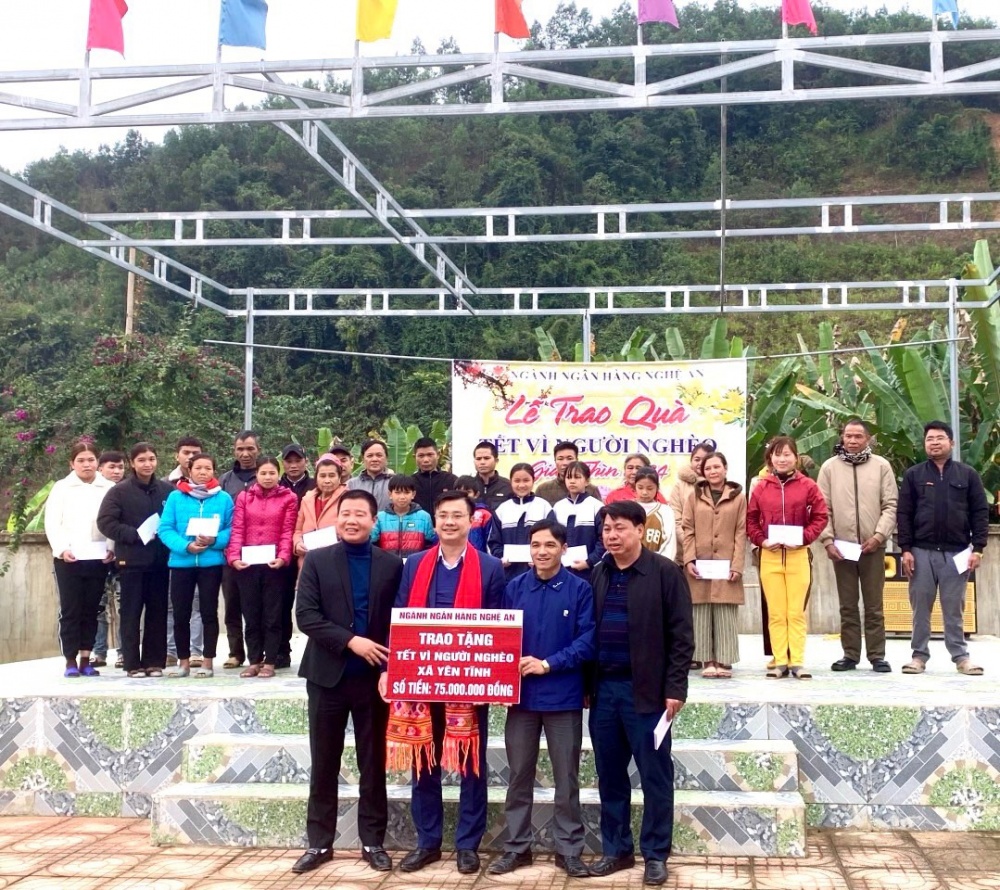 Ngành Ngân hàng Nghệ An trao quà hỗ trợ đồng bào nghèo đón Tết