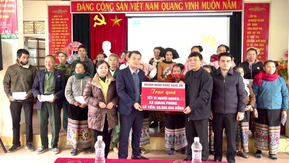Ngành Ngân hàng Nghệ An trao quà hỗ trợ đồng bào nghèo đón Tết