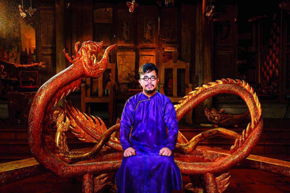 Nghệ nhân Nguyễn Tấn Phát với chiếc ghế hình rồng được dát vàng Nghệ nhân Nguyễn Tấn Phát với chiếc ghế hình rồng được dát vàng