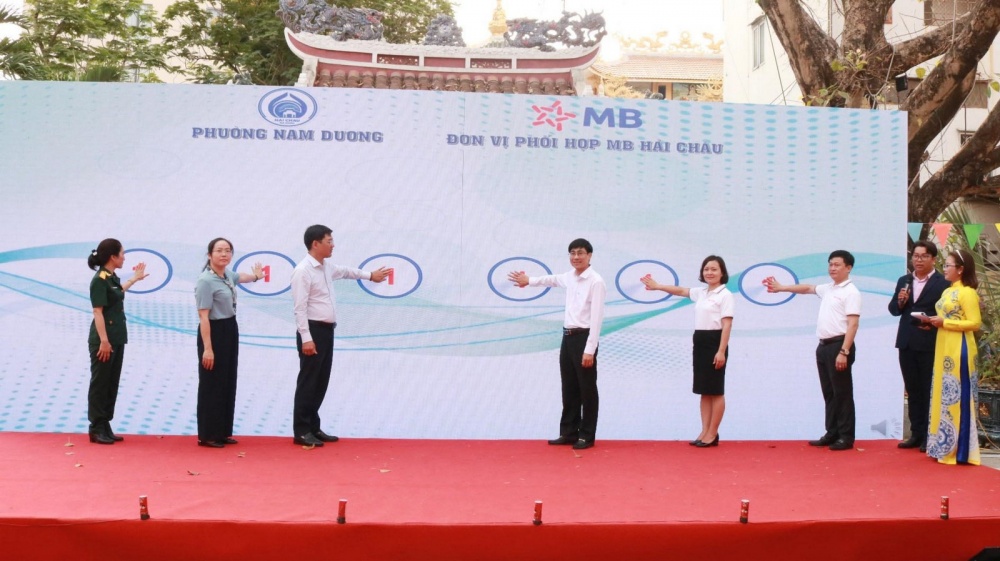 Khai trương tuyến phố thanh toán không dùng tiền mặt ở đường Huỳnh Thúc Kháng, Đà Nẵng.