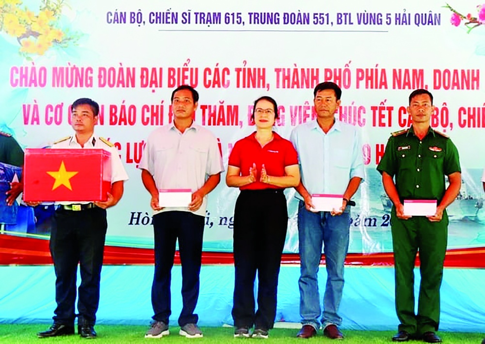 Đại diện Agribank tặng quà Tết cho các lực lượng đang làm nhiệm vụ trên đảo Hòn Chuối