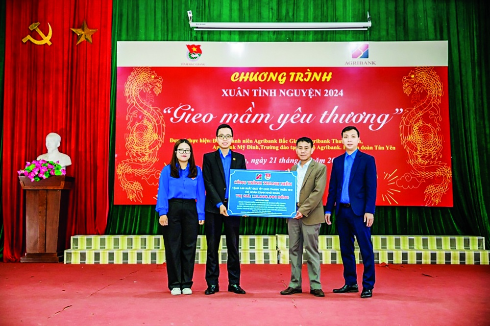 Đoàn Thanh niên Agribank tặng 100 suất quà Tết cho thanh thiếu nhi có hoàn cảnh khó khăn