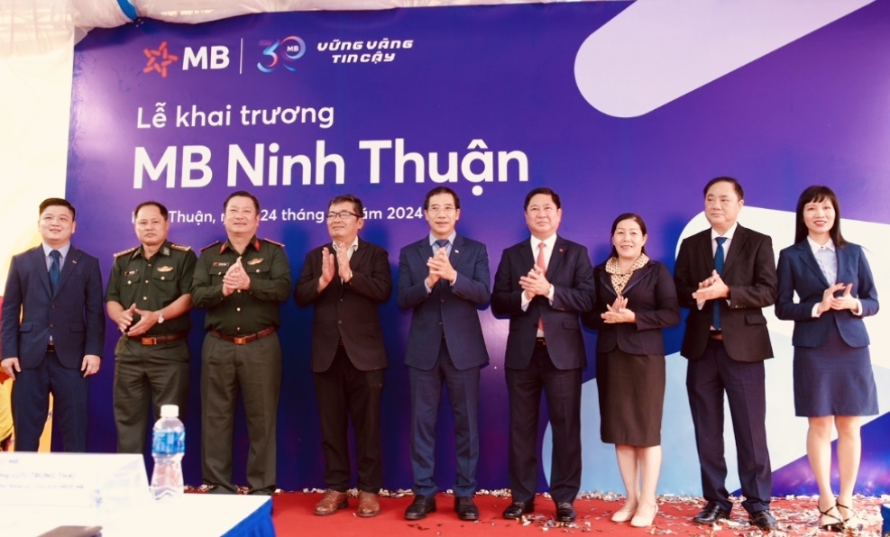 Các đại biểu tham dự lễ khai trương