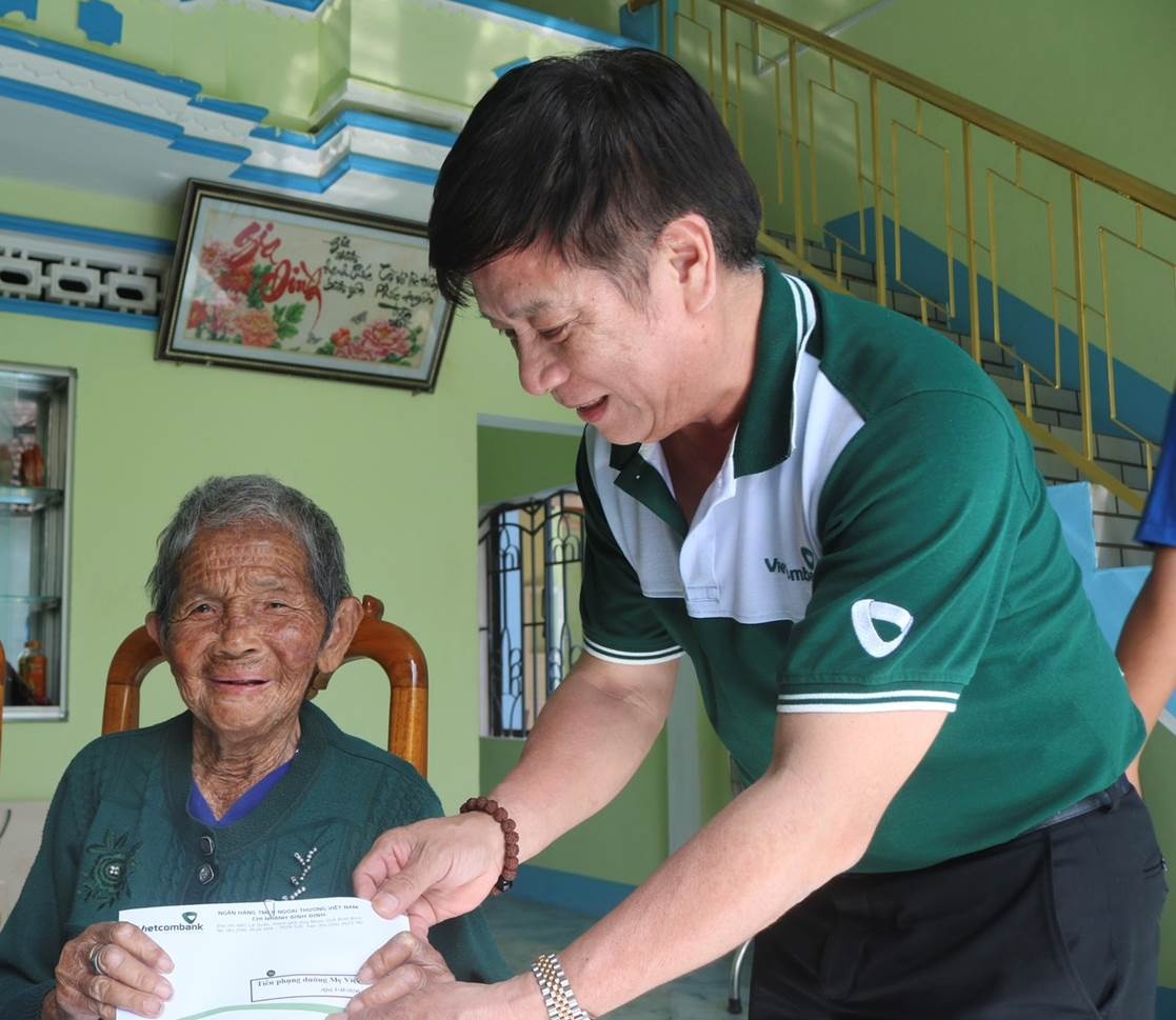 Ông Nguyễn Tấn Chúc - Phó Chủ tịch thường trực CĐCS Vietcombank Bình Định thăm và tặng quà Mẹ Việt Nam anh hùng Thái Thị Hương Ông Nguyễn Tấn Chúc - Phó Chủ tịch thường trực CĐCS Vietcombank Bình Định thăm và tặng quà Mẹ Việt Nam anh hùng Thái Thị Hương