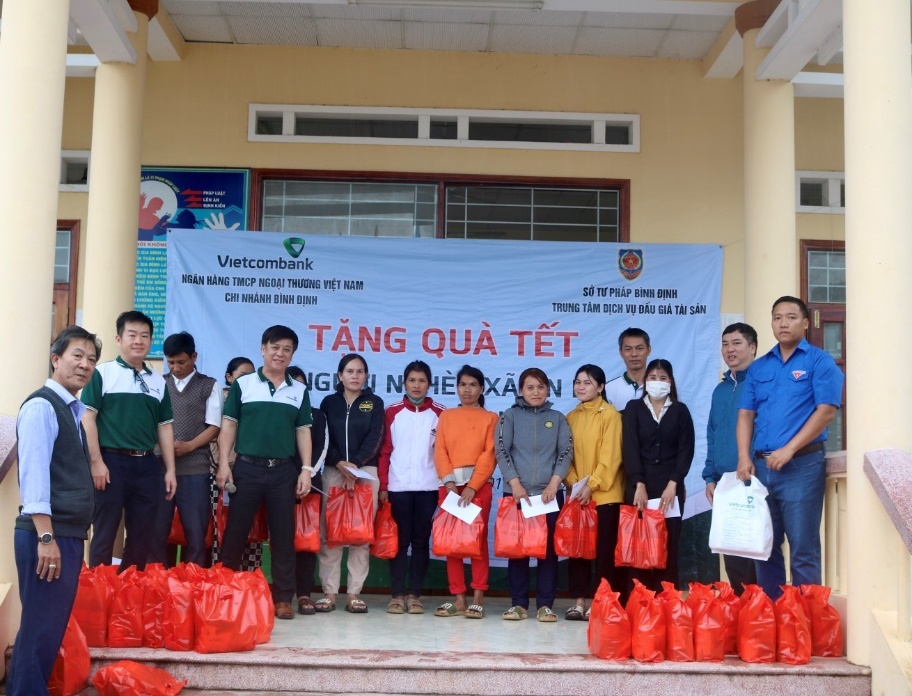 Ông Nguyễn Tấn Chúc - Phó Chủ tịch thường trực Công đoàn cơ sở Vietcombank Bình Định (thứ 4 từ trái sang) cùng đại diện Chi đoàn Chi nhánh tặng quà cho bà con nghèo thôn 3, xã An Dũng, huyện An Lão, Bình Định Ông Nguyễn Tấn Chúc - Phó Chủ tịch thường trực Công đoàn cơ sở Vietcombank Bình Định (thứ 4 từ trái sang) cùng đại diện Chi đoàn Chi nhánh tặng quà cho bà con nghèo thôn 3, xã An Dũng, huyện An Lão, Bình Định