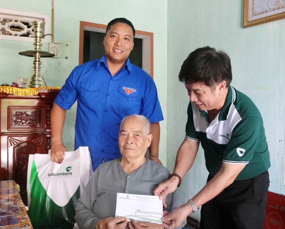 ng Nguyễn Tấn Chúc - Phó Chủ tịch thường trực Công đoàn cơ sở Vietcombank Bình Định cùng đại diện Chi đoàn Chi nhánh thăm và tặng quà Mẹ Việt Nam anh hùng Võ Thị Sang ng Nguyễn Tấn Chúc - Phó Chủ tịch thường trực Công đoàn cơ sở Vietcombank Bình Định cùng đại diện Chi đoàn Chi nhánh thăm và tặng quà Mẹ Việt Nam anh hùng Võ Thị Sang